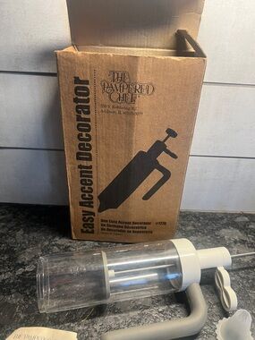 Pampered Chef Easy Accent Decorator kit. Great condition